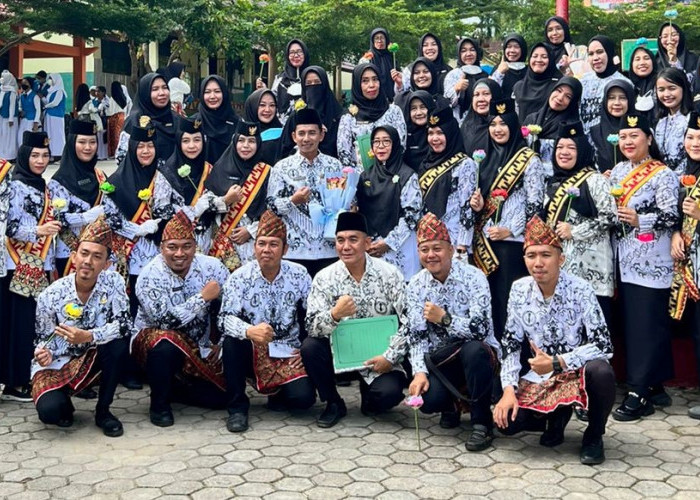 Peringati HGN, SMPN 14 Bandar Lampung Beri Penghargaan Guru Berprestasi