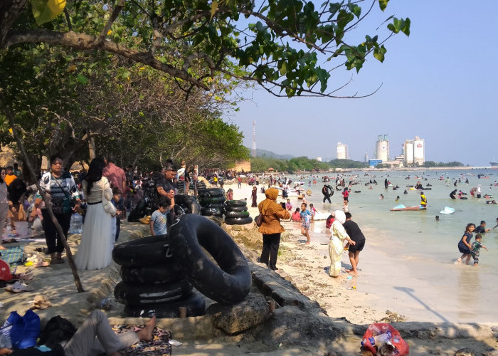 Penghujung Libur Panjang, Wisatawan Serbu Radin Inten Beach 