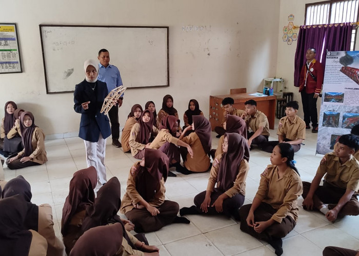 Asah Nalar Rekayasa Sejak SMA, Teknokrat Latih Siswa Bangun Jembatan dari Stik Es Krim