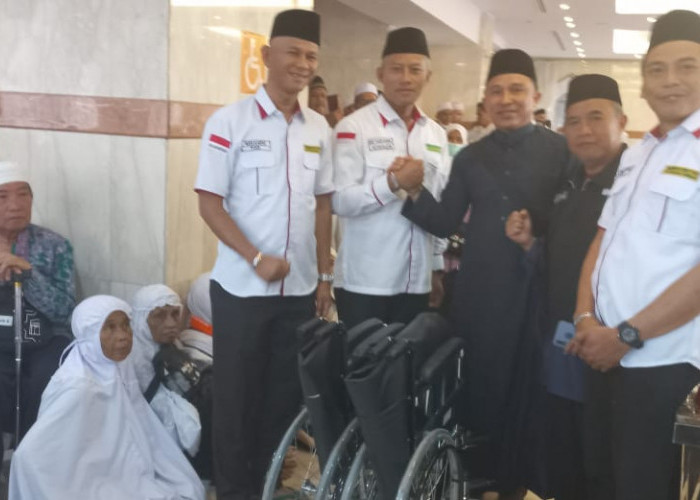 Mantan Bupati Lampung Barat Serahkan Kursi Roda ke Jamaah Haji