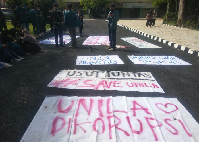 Mahasiswa Demo di Tengah Penggeledahan KPK