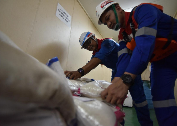 Terjang Cuaca Ekstrem, Kapal Tanker Pertamina Non Stop Salurkan Energi dan Harapan ke Sumatra!