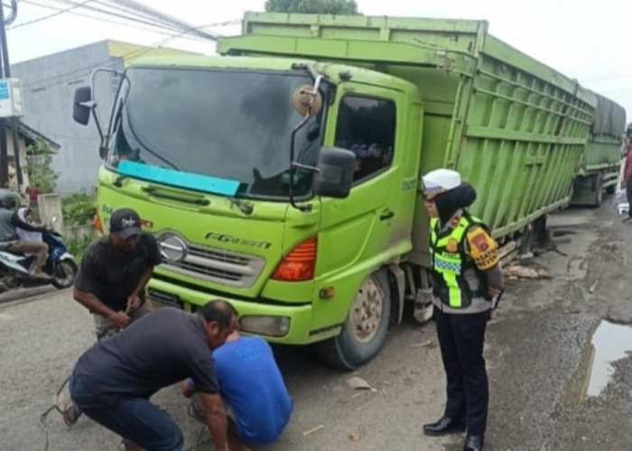 Gorong-gorong Saluran Irigasi Amblas, Truk Fuso Terperosok di Jalinbar Pringsewu