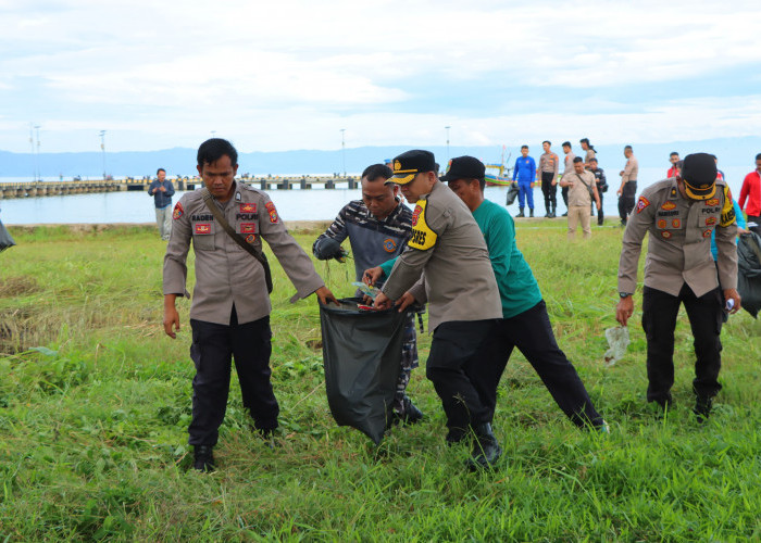 Polres Tanggamus Gelar Bersih Pantai di Dermaga Batu Balai, Sampah Jenis Ini Sasaran Utama 