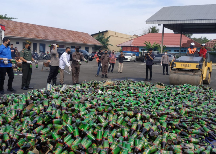 Kejari Bandar Lampung Musnahkan Barang Bukti, Ribuan Botol Jamu Hancur Digilas 