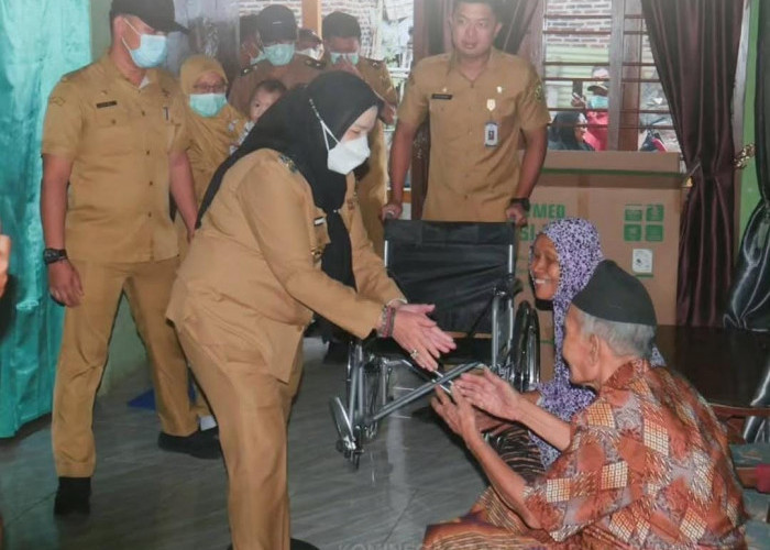 Penyaluran by name by address, Bunda Eva Turun Langsung Bagikan Alkes untuk Warga TBB