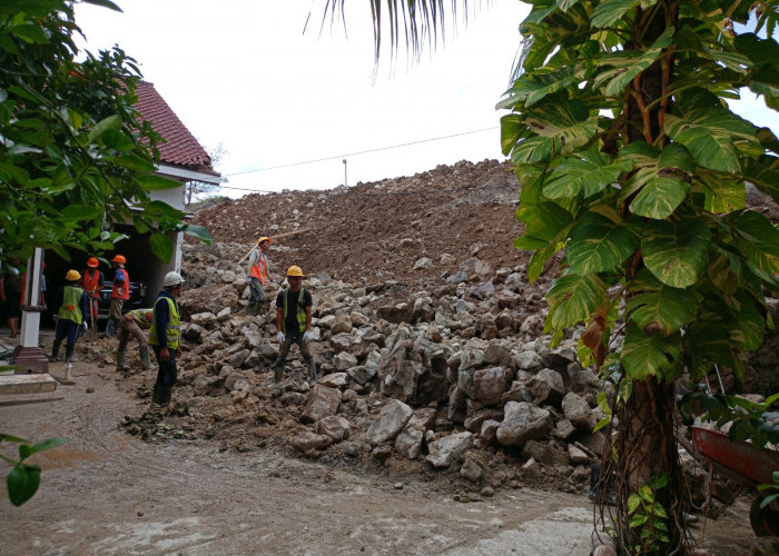 Akhirnya, Pondasi Pembangunan Gedung BPKHTL Yang Timpa Rumah Warga Dibongkar