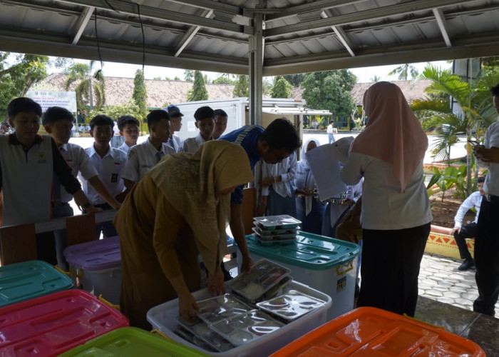 Mulai Terima Makan Siang Gratis, Sekolah di Kalirejo Lampung Tengah Dapat 3.464 Porsi Nasi Ayam Teriyaki