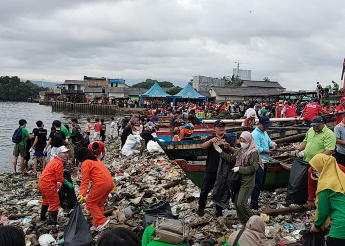 Ribuan Warga Antusias Bersih-bersih Sampah di Pantai Nelayan Payang Sukaraja