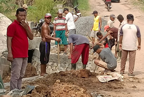 'Dicueki' Pemda, Warga Kampung Kalipapan Swadaya Perbaiki Jembatan Penghubung