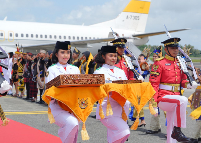 Kepala BPIP Sambut Kedatangan Duplikat Bendera Pusaka dan Teks Proklamasi di Kalimantan Timur