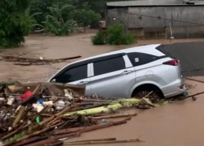 Hujan Deras Sebabkan Rumah di Bandar Lampung Terendam Banjir Hingga Setinggi Atap