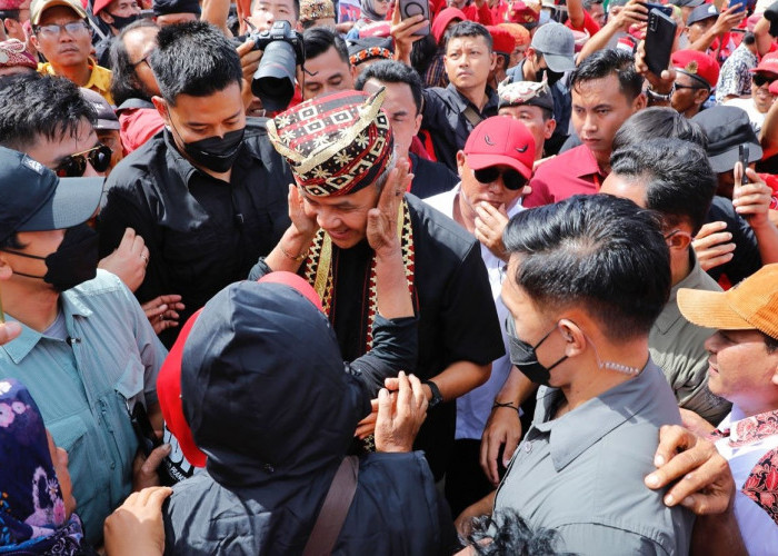 Momen Ribuan Orang Sambut Ganjar Pranowo saat Acara Hajatan Rakyat di Lampung
