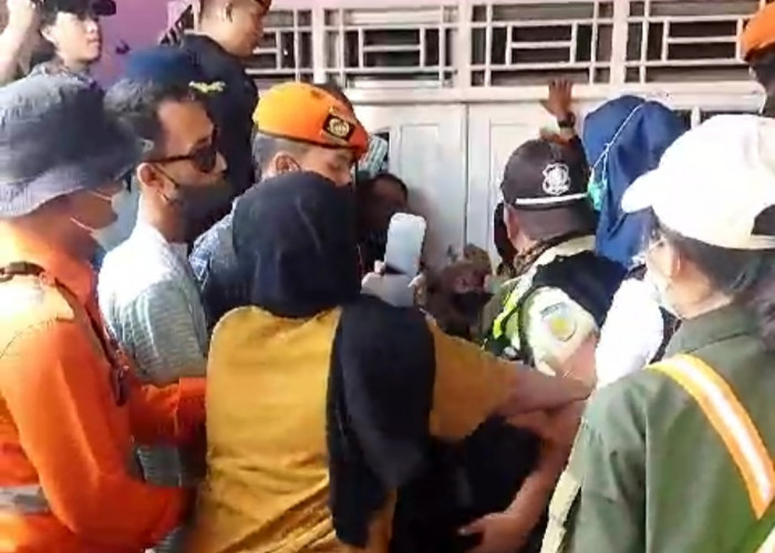 Penertiban PT KAI Divre IV Tanjung Karang Diwarnai Isak Tangis Warga yang Pertahankan Rumahnya