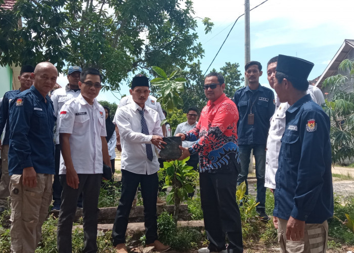 Tanam Pohon Warnai Pelantikan Anggota KPPS di Mesuji Lampung