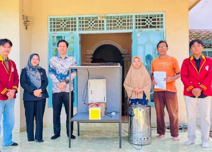 Mahasiswa Teknokrat Hadirkan Teknologi Energi Surya untuk Tingkatkan Daya Saing UMKM Keripik Bawang