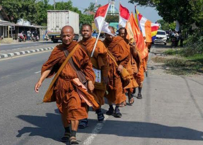 Apa Itu Ritual Thudong? Yuk Simak Tradisi Para Biksu yang Dilakukan Jelang Waisak Ini