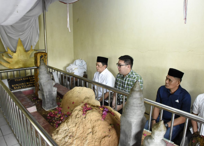 Pj. Bupati Tuba Barat Lampung Ziarah Ke Makam Raja-raja di Tiyuh Pagar Dewa
