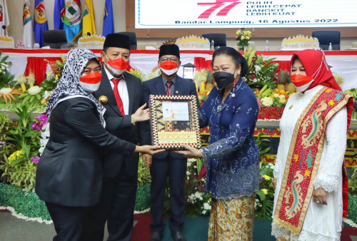 Gubernur Lampung Berikan Penghargaan Mantan Gubernur Oemarsono, Pesan Sang Istri Sangat Menyentuh