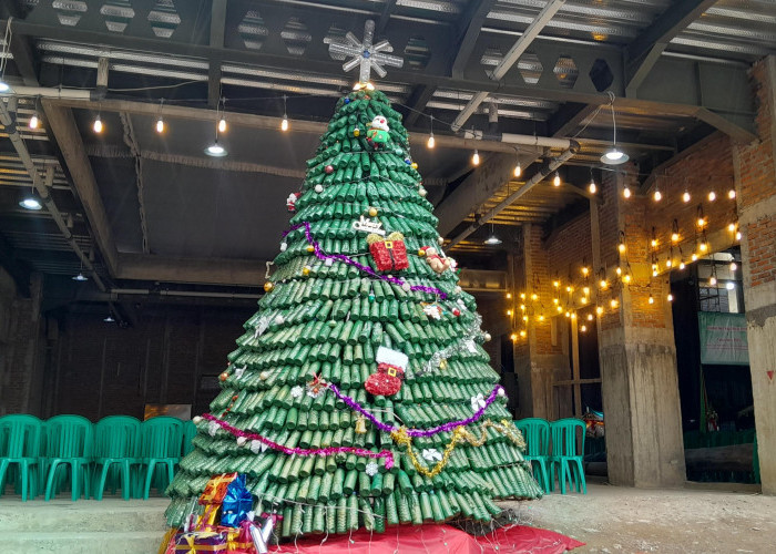 Pohon Natal 3,5 Meter dari Botol Bekas Hiasi Gereja Katedral Kristus Raja Tanjung Karang