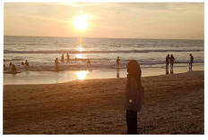 Senaya Beach Suguhkan Keindahan Senja yang Memikat, Dilengkapi dengan Wahana Berkuda