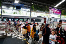 Liburan Akhir Tahun, Kereta Api Jadi Transportasi Favorit: KA Rajabasa dan Kuala Stabas Jadi Andalan!