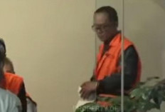 Bupati Lampung Tengah Ardito Wijaya Resmi Tersangka, Pakai Rompi Oranye Digiring ke Luar Gedung KPK