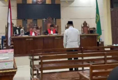 Divonis Bebas Kasus Korupsi Hibah Pilkada, Ketua Bawaslu Mesuji Sujud Syukur di Ruang Sidang  