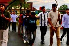 8 Remaja Diduga Geng Motor Di Pringsewu Diringkus Polisi,​ Bawa Klewang 1,6 Meter dan Gear Modifikasi