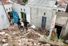 Dampak Hujan Seharian, Rumah di Tanjungkarang Timur Bandar Lampung Ambruk Akibat Longsor