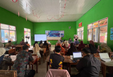 Dosen Teknokrat Latih Guru SMPN 2 Pesawaran Manfaatkan Papan Interaktif Digital
