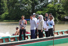 Naik Perahu Kecil, Wapres Gibran Tinjau Pembangunan Jembatan Kali Pasir di Lampung Timur