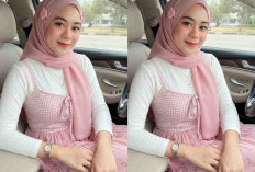 Prompt Gemini AI Hasilkan Foto Realistis Berkesan Glamor, Wanita Berhijab Pink Anggun di Dalam Mobil Mewah