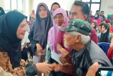 Bunda Eva Salurkan Bantuan Rp 1 Juta dan Beras untuk Ratusan Warga Terdampak Banjir Bandar Lampung