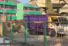 Kendaraan Besar Terlihat Parkir di Area Semen Baturaja Panjang