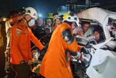 Laka Lantas, Dua Orang Terjepit Mobil Usai Tabrak Truk Hingga Evakuasi Libatkan Basarnas  
