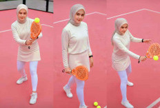 Prompt Gemini AI Hadirkan Potret Sporty Padel Bernuansa Pink, Wanita Berhijab Tampil Natural di Lapangan