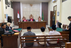 Hakim Sibuk, Sidang Perkara Korupsi PT LEB Ditunda