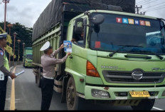 Tekan Angka Lakalantas, Polres Tulang Bawang Sebar Leaflet untuk Pengguna Jalan 