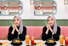 Detail Ekstrem! Prompt Gemini AI Ini Ciptakan Potret Wanita Berhijab Dewy dengan Latar Kafe Sinematik