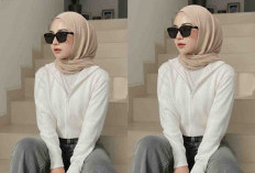 Potret Hijabers Candid Duduk di Tangga Bernuansa Kamera 90-an Karya Gemini AI