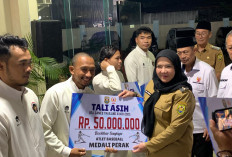 Bunda Eva Guyur Bonus Puluhan Juta dan Hadiah Umroh bagi Atlet Bandar Lampung Peraih Medali SEA Games 2025