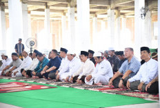 Ketua KONI juga Pimpinan Bank Lampung Salat Jumat Bersama Ketua Badan Pengelola di Masjid Agung Al Hijrah