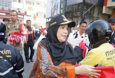 Jelang HUT RI, Walikota Bagikan Ribuan Bendera Merah Putih di Jalanan