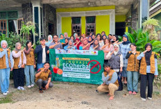 Tim Dosen Itera Latih Ibu PKK Patoman Buat ECOherbal Spray Antinyamuk