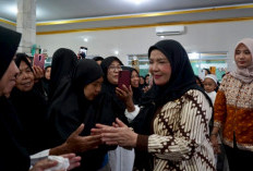 Bunda Eva Berikan Bantuan Pembangunan Masjid Al-Ikhlas Saat Safari Ramadan