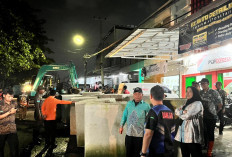 Gerak Cepat, Bunda Eva Tinjau Langsung Perbaikan Jalan HRM Mangundiprojo Hingga Malam Hari