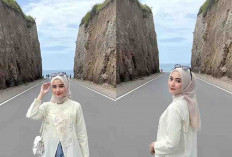 Prompt Gemini AI Ciptakan Potret ala Liburan Wisata Travel Photography di Jalan Aspal Diapit Tebing Dramatis