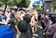 Tuntut Keadilan, Ratusan Guru Honorer Geruduk Kantor Pemkot Metro