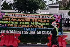 Papan Bunga Nyeleneh Berjejer di Kejati Lampung Usai Arinal Jadi Tersangka